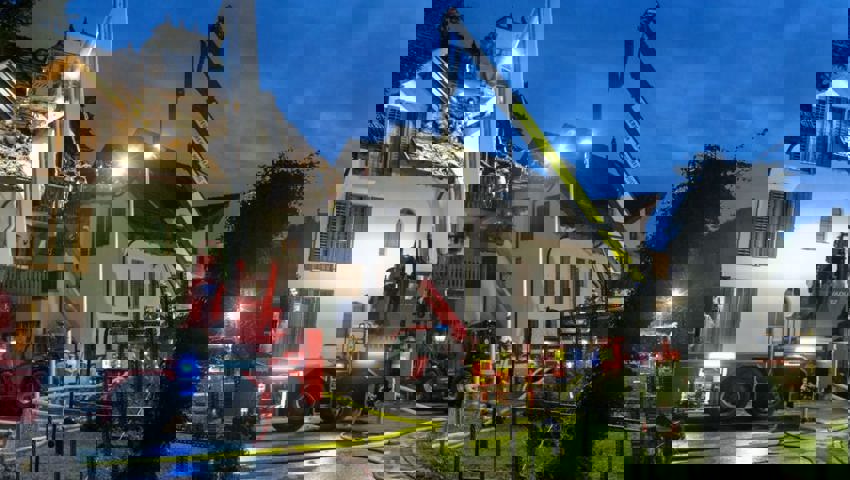  47 Leute der Feuerwehr Werdenberg Süd waren in Rans im Einsatz, und neben dem Hubretter aus Buchs (rechts) auch noch jener von Vaduz (links). 