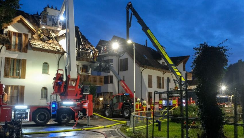  47 Leute der Feuerwehr Werdenberg Süd waren in Rans im Einsatz, und neben dem Hubretter aus Buchs (rechts) auch noch jener von Vaduz (links). 