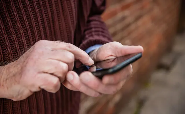 Mit 15 Minderjährigen gechattet: 60-Jähriger muss zwei Jahre hinter Gitter