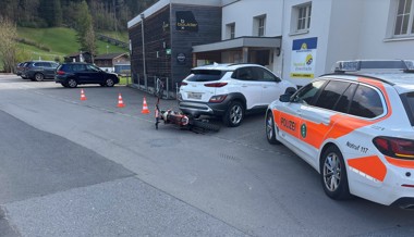 Jugendlicher flüchtet mit Motorrad – und verunfallt