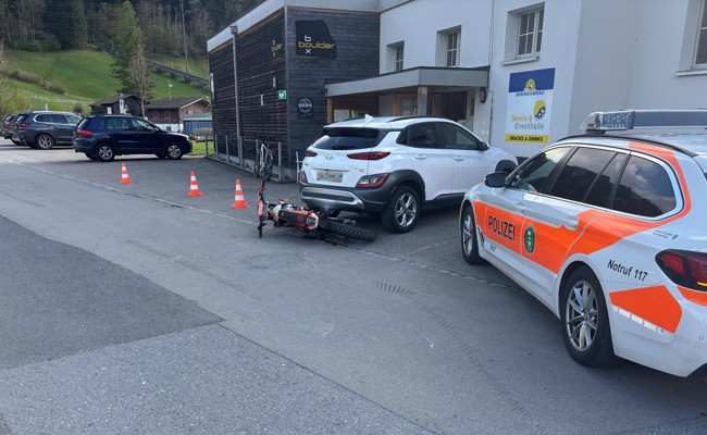 Jugendlicher flüchtet mit Motorrad – und verunfallt