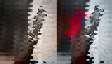 Eine Frau greift für eine Dating-App tief in die Tasche – dann passieren seltsame Dinge