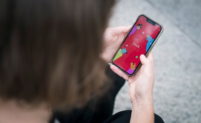 Eine Frau greift für eine Dating-App tief in die Tasche – dann passieren seltsame Dinge