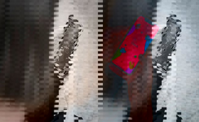 Eine Frau greift für eine Dating-App tief in die Tasche – dann passieren seltsame Dinge