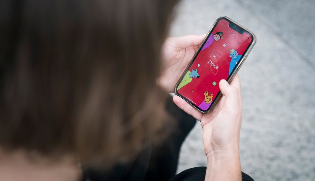 Eine Frau greift für eine Dating-App tief in die Tasche – dann passieren seltsame Dinge