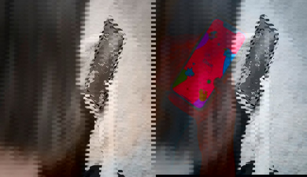 Eine Frau greift für eine Dating-App tief in die Tasche – dann passieren seltsame Dinge