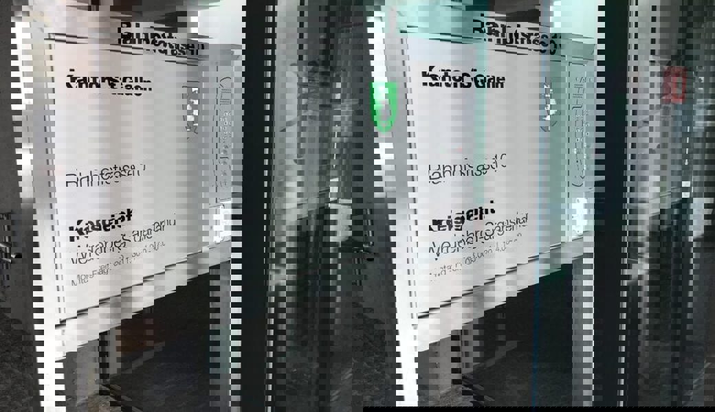  Das Gericht verhängt Urteil von neun, zehn und elf Monaten bedingter Haftstrafe. 