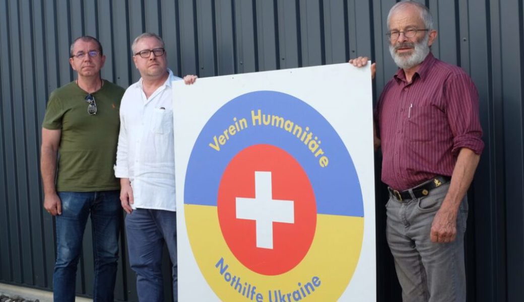 Die beiden Ärzte André Miroshnychenko und Alexander Röck sowie Hans Oppliger (von links) engagieren sich seit über einem Jahr für den Verein Humanitäre Nothilfe Ukraine. Nun erhält der Verein 250'000 Franken aus dem Lotteriefonds.e transportiert werden können.