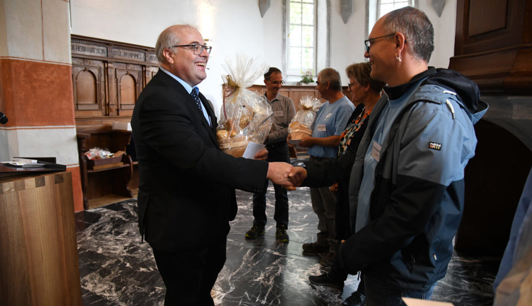  Michael Berger (links), Präsident der Kirchenvorsteherschaft, bedankte sich bei den Mitgliedern der Baukommission für ihre Arbeit.