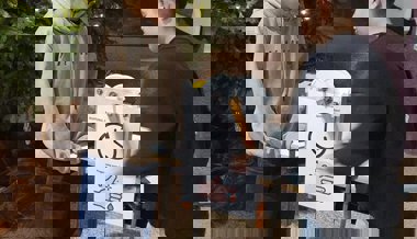 Der Weihnachtsbaum der Oberstufe Türggenau erhält Strom durch Muskelkraft