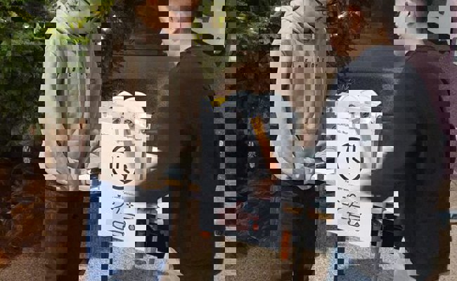 Der Weihnachtsbaum der Oberstufe Türggenau erhält Strom durch Muskelkraft