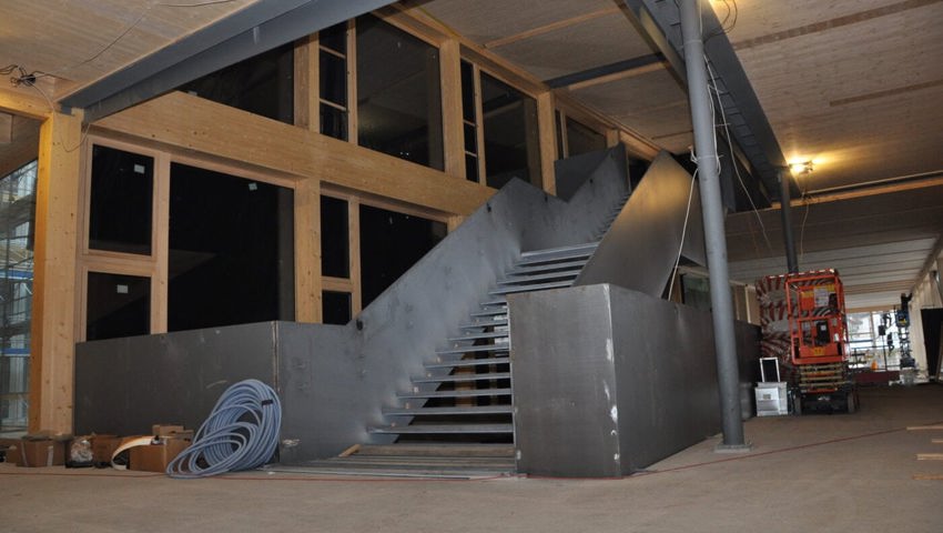  Zentrales Element im Eingangsbereich: Vor rund zwei Wochen wurde die Treppe eingebaut. 