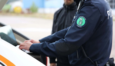 Asylsuchende werfen während eines Streits Steine auf die Kantonsstrasse