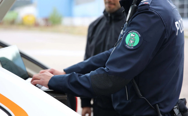 Asylsuchende werfen während eines Streits Steine auf die Kantonsstrasse