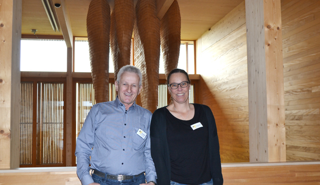 Hans-Peter Hagmann, Präsident Imkerverband St. Gallen-Appenzell, und die neu gewählte Honigobfrau Esther Jung.