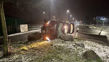 Auto landet in Kriessern auf der Seite – der Fahrer war alkoholisiert unterwegs