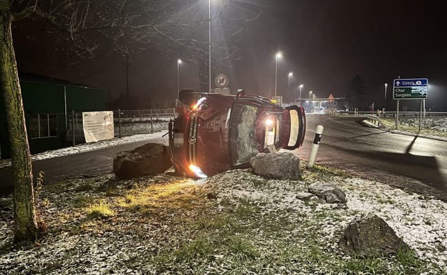 Auto landet in Kriessern auf der Seite – der Fahrer war alkoholisiert unterwegs