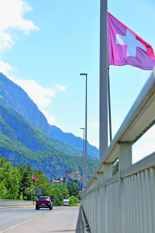  Verkehrsbrücke zwischen Trübbach und Balzers, im Hintergrund Schloss Werdenberg, das Wahrzeichen der südlichsten Liechtensteiner Gemeinde. 