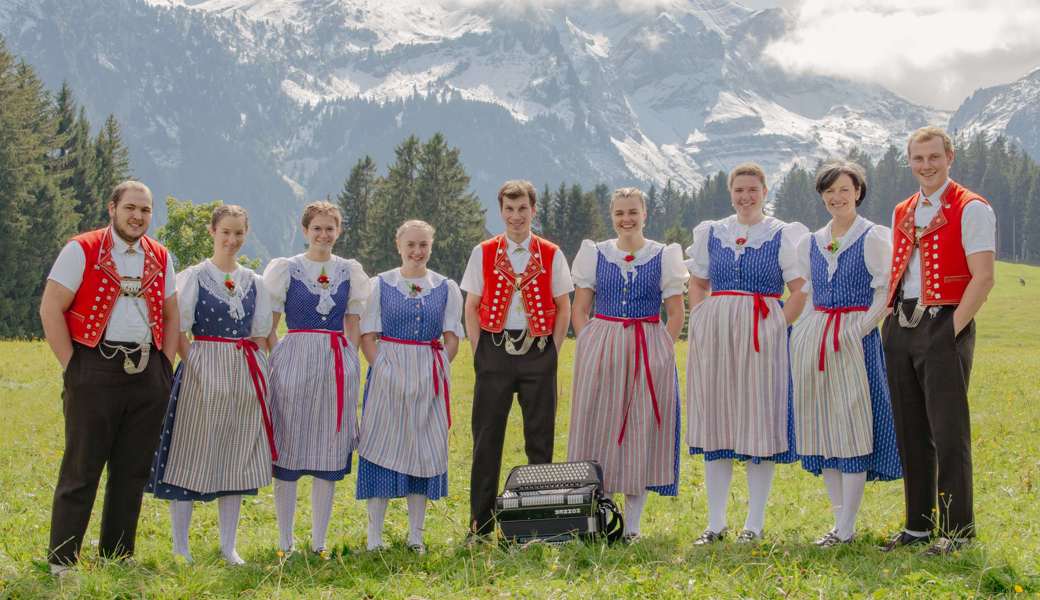 Das Chapfchörli Grabs singt im volkstümlichen Naschmittagsprogramm anlässlich der 130-Jahr-Feier des Männerchors Rüthi.