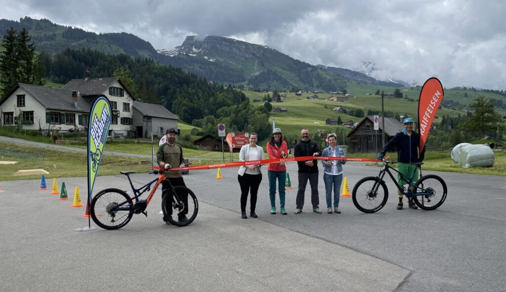  Feierliche Eröffnung mit dem obligaten Banddurchschnitt (von links): Roger Fuchs (Mitinhaber VeloMetzg), Laura Zogg (Raiffeisenbank Obertoggenburg), Sabine Walser (Bike Academy), Christian Schmid (Verwaltungsrat Sport &amp; Freizeit Wildhaus-Alt St. Johann AG), Edith Meyer (Gemeinderatsschreiberin) sowie Daniel Buschor (Bike Academy). 