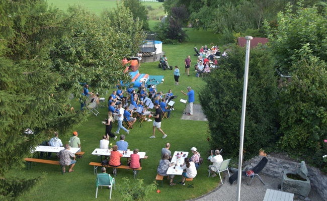Sommerfest-Besucherinnen und -besucher lösten im Wohnheim Neufeld Freude aus