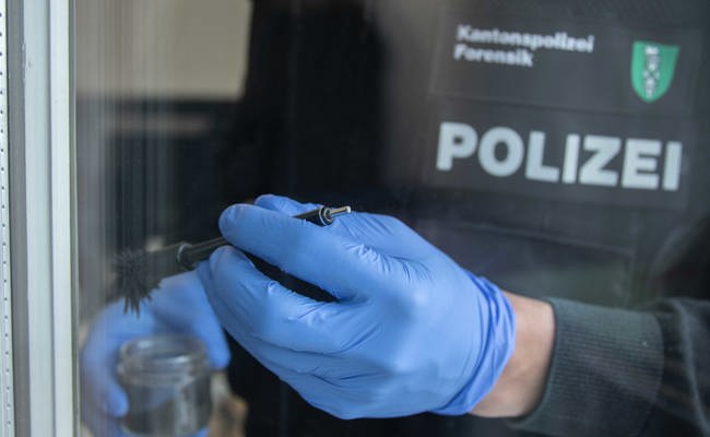 Durch Fenster eingebrochen und Büro durchsucht