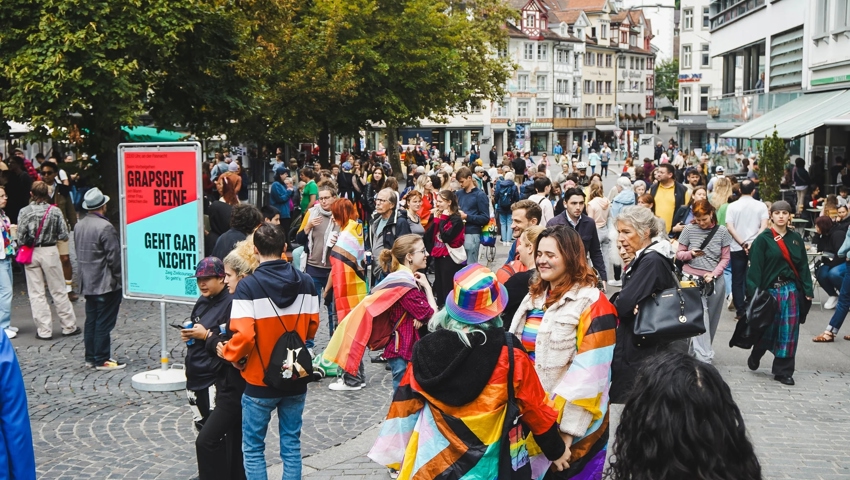 Ob in Alltagskleider oder ganz in bunten Flaggen: Es tut sich etwas auf dem Marktplatz.