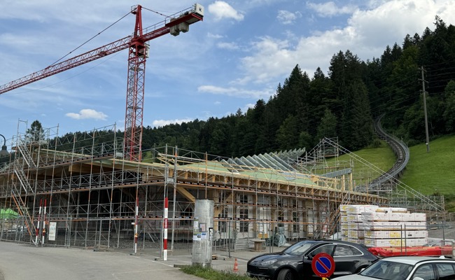 Parallelen zwischen Talstation und Gipfelgebäude