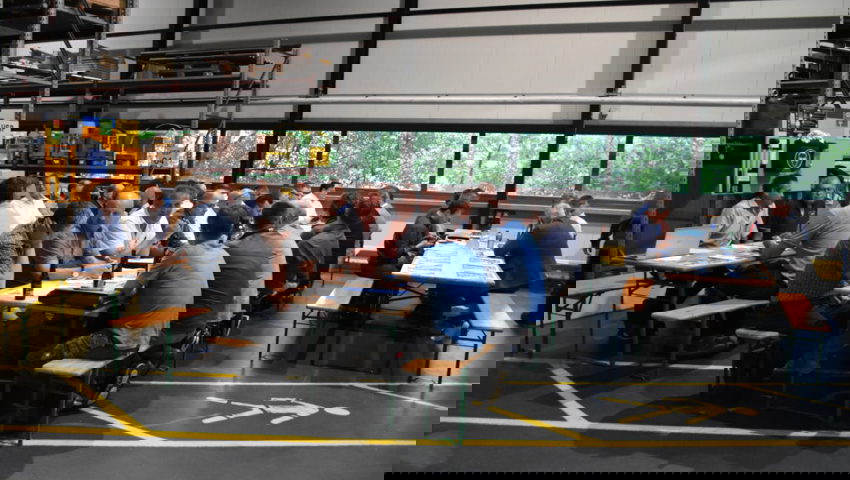  Nach dem Rundgang und der Versammlung gab es für die Delegierten ein Nachtessen. 