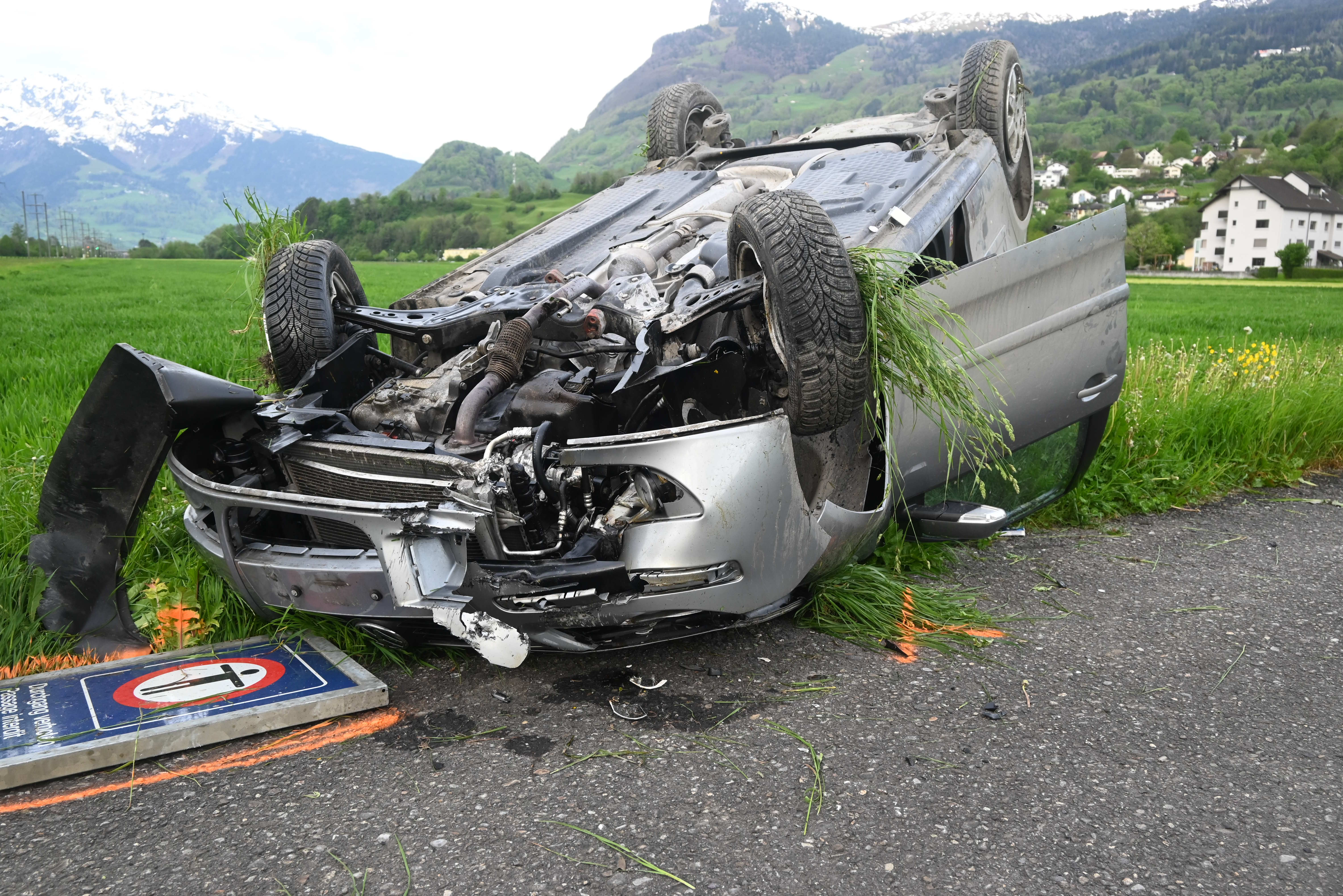Auto überschlagen: Fahrer entfernte sich von Unfallstelle