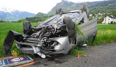 Auto überschlagen: Fahrer entfernte sich von Unfallstelle
