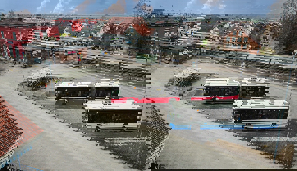  Die RTB erwarb Busse aus Wien für den achtmonatigen Bahnersatzverkehr ab Bahnhof Altstätten. 