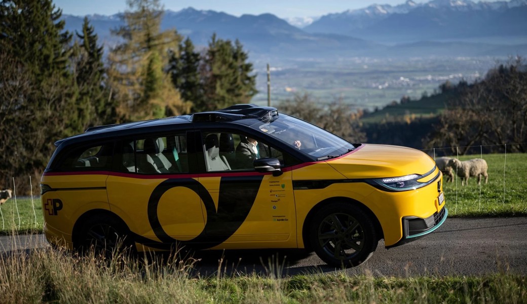 Ein selbstfahrendes Postauto-Taxi bei der Präsentation vergangene Woche in Altstätten: Ab 2027 könnten die «AmiGo»-Autos in den Einsatz gelangen.