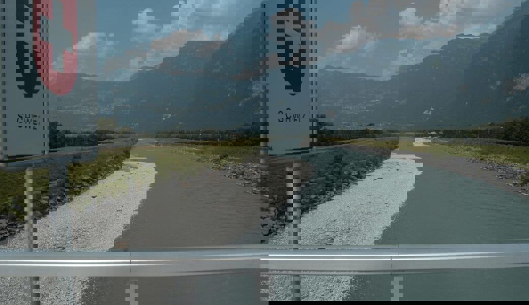  Die Kantonspolizei St. Gallen darf für eine «Nacheile» über die Grenze hinaus tätig werden, also auch im Liechtenstein. 