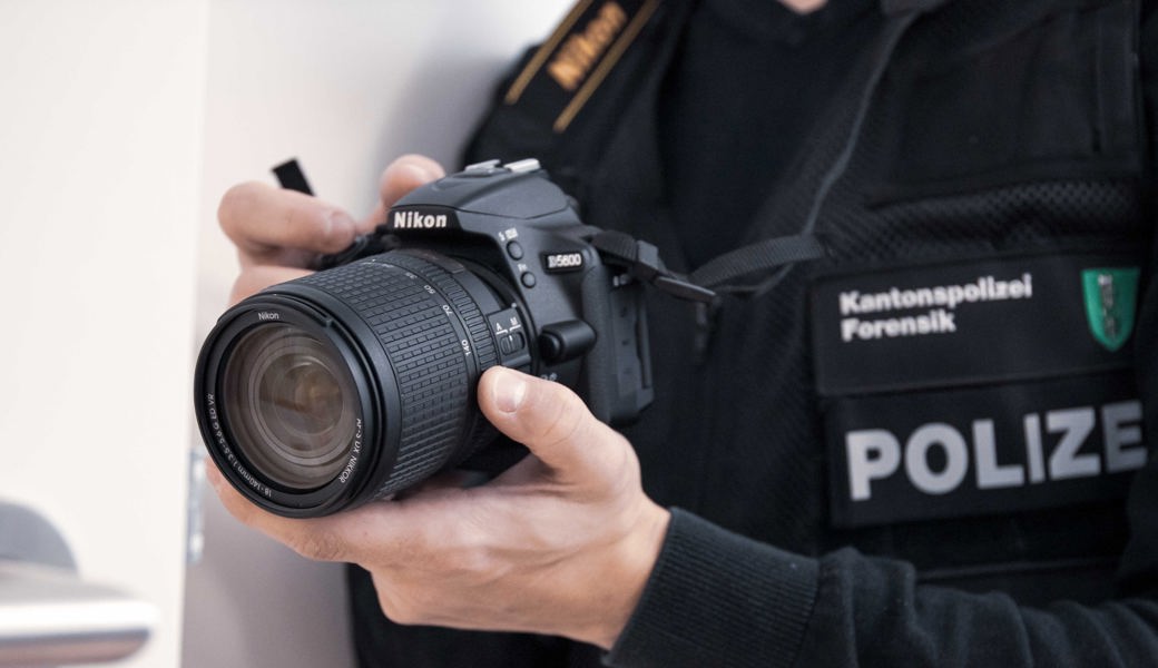 Die Täterschaft muss über das Wochenende ins Geschäft eingebrochen sein.