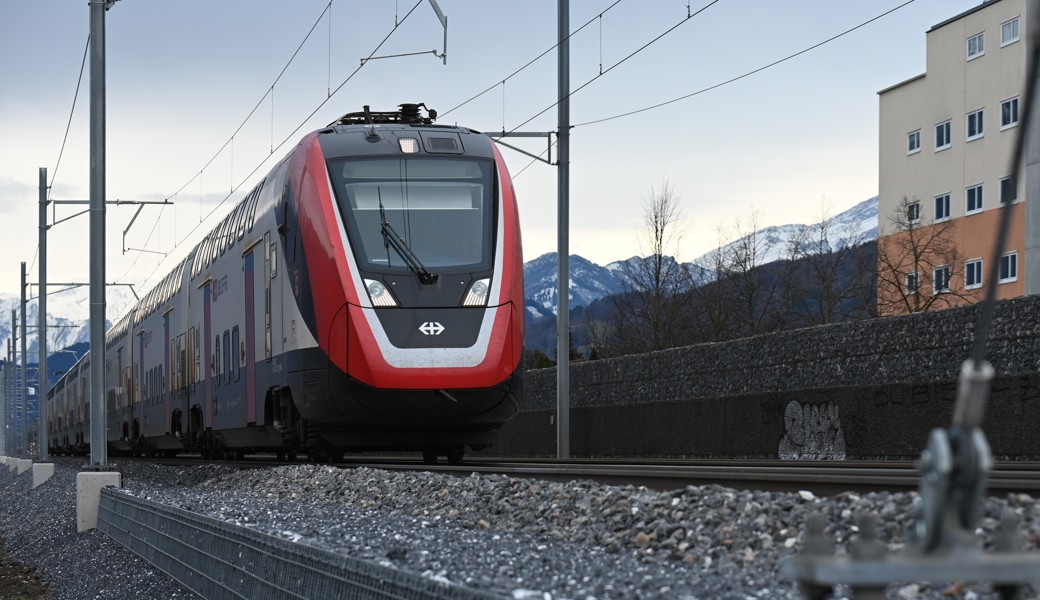 Nicht mehr so pünktlich wie auch schon, aber dennoch sehr zuverlässig: Ein Interregio bei der Einfahrt in Buchs.