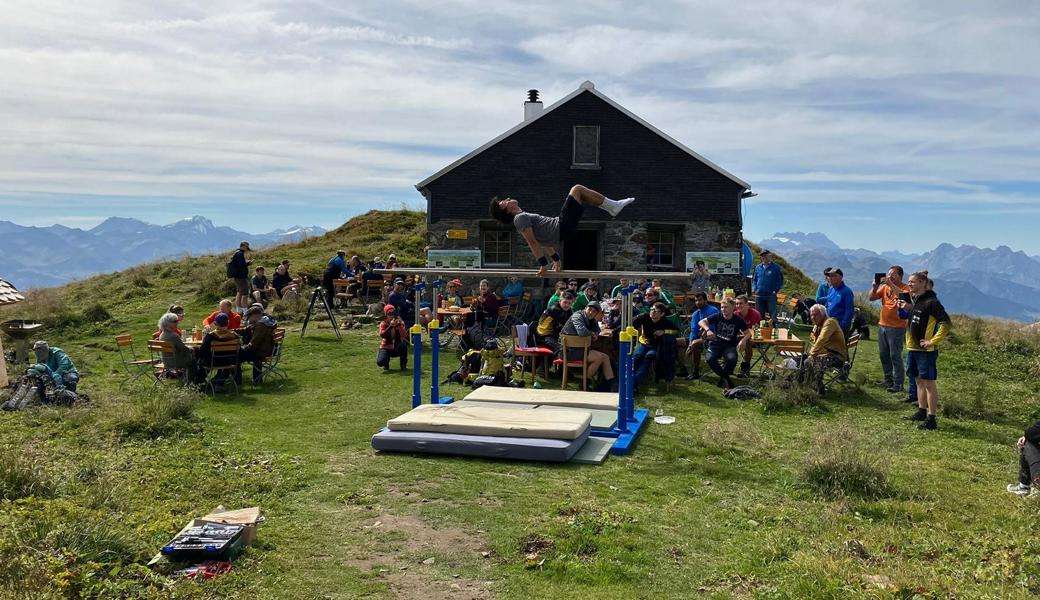 Die Turnerinnen und Turner üben sich auf 2345 Höhenmetern am Barren.