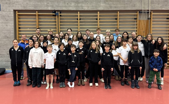 Im Wettkampffieber: Volles Haus im heimischen Hallenbad