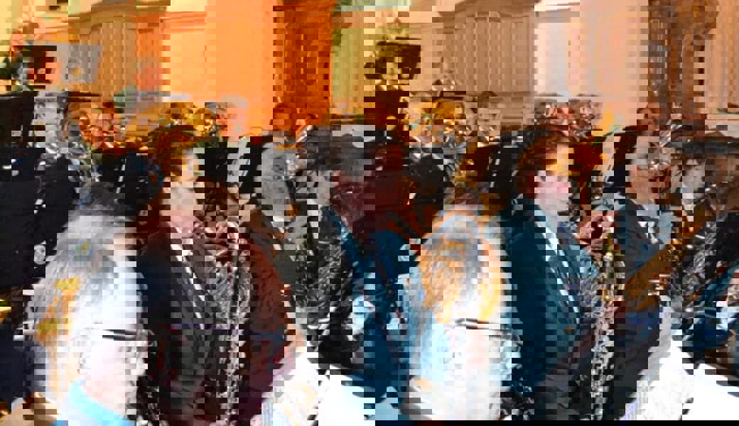  Die Musikantinnen und Musikanten spielen jedes Stück mit voller Konzentration. Bilder: Adi Lippuer