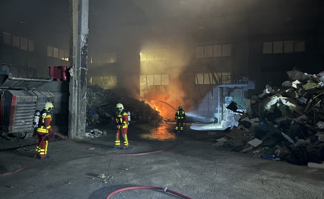 In einer Recyclinganlage geriet ein Abfallhaufen in Brand