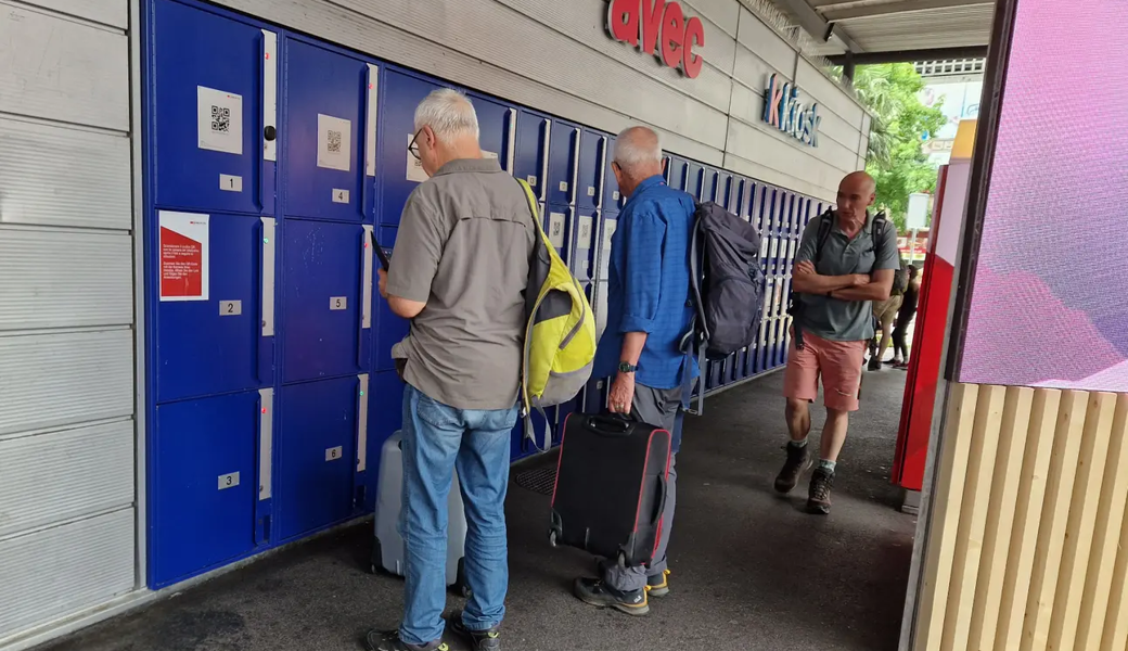 Ratlosigkeit vor den Gepäckschliessfächern der SBB am Bahnhof von Locarno.