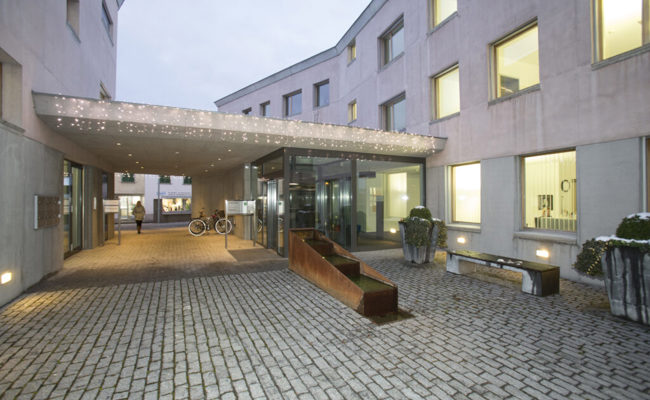 Verrückte Beziehung lässt Angeklagten Feuer verursachen und Strolchenfahrt unternehmen