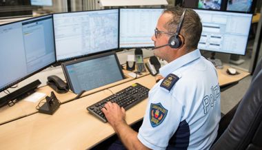 Kran stürzt um und beschädigt Neubau