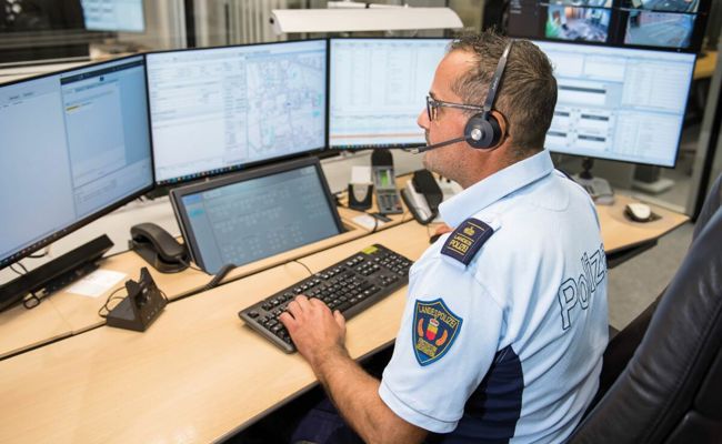 Kran stürzt um und beschädigt Neubau