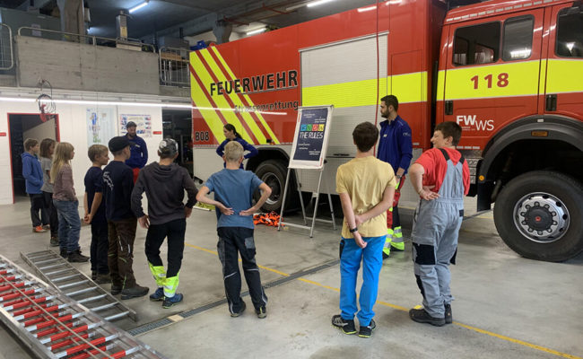 Zum Startschuss ab auf die Leiter: Feuerwehr-Nachwuchs lernt Umgang mit Geräten