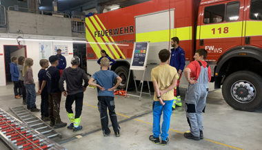 Zum Startschuss ab auf die Leiter: Feuerwehr-Nachwuchs lernt Umgang mit Geräten