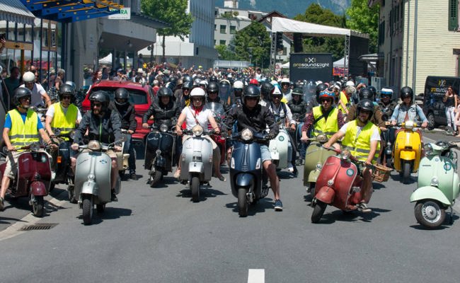 Hingucker: Ein Meer aus italienischen Kultrollern eroberte die Bahnhofstrasse