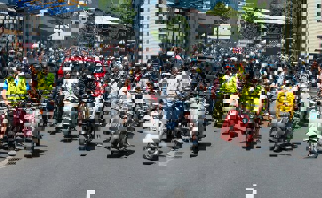 Hingucker: Ein Meer aus italienischen Kultrollern eroberte die Bahnhofstrasse