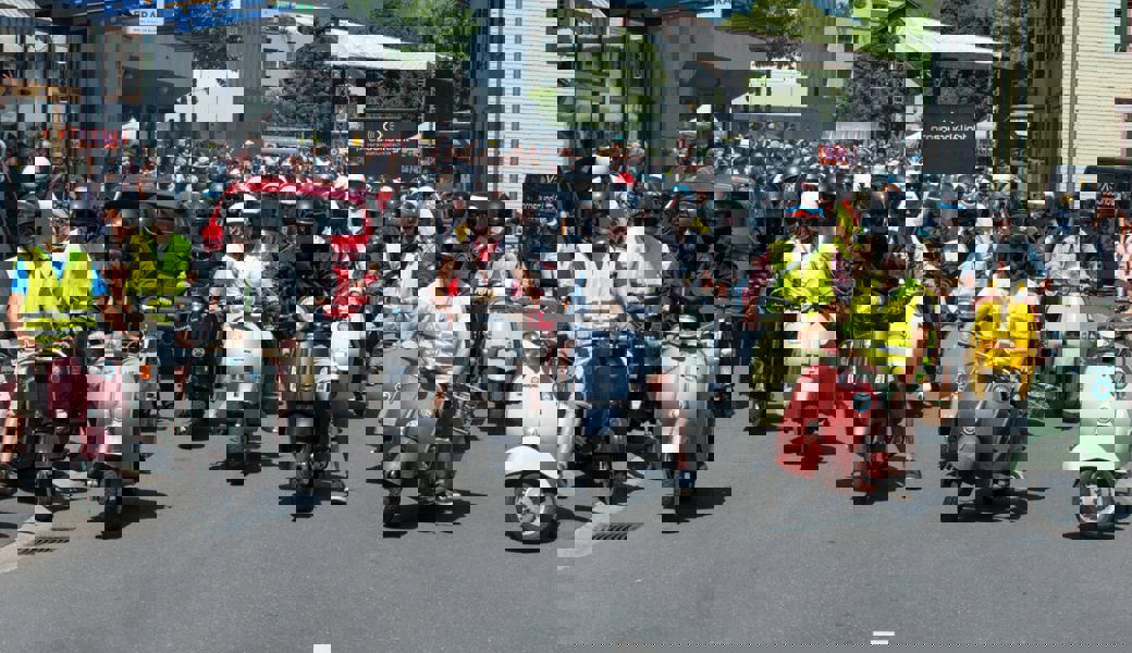 Hingucker: Ein Meer aus italienischen Kultrollern eroberte die Bahnhofstrasse