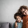 Warum jüngere Geschwister weniger verdienen – Studie liefert Antwort